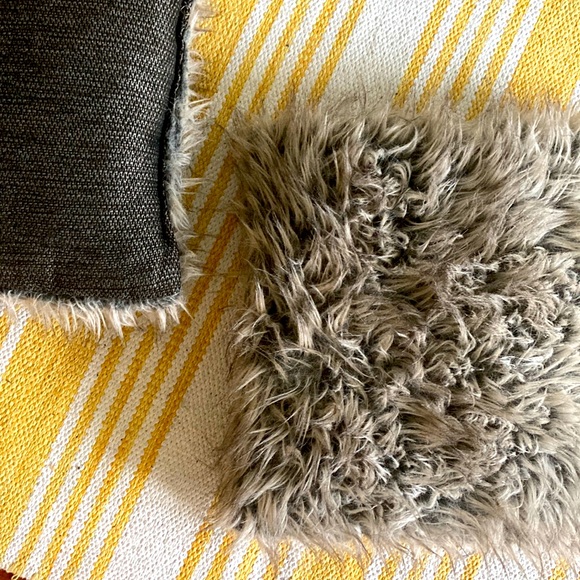 Pair of grey faux fur throw pillows - Picture 1 of 3